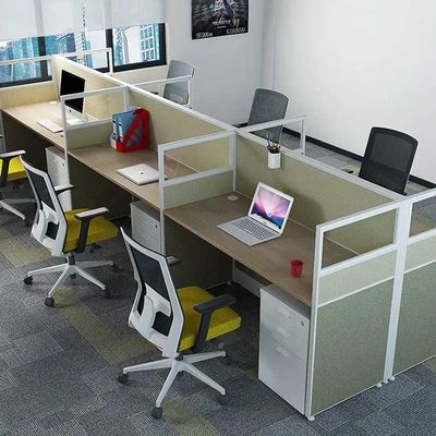Moderner 4-Personen-Arbeitsplatz aus Aluminiummaterialien mit Trennwand