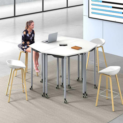 Klapptisch für das Büro mit stabilen Metallbeinen und anpassbarer Tischplatte für vielseitige Arbeitsplatznutzung