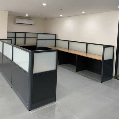 Schwarze Schreibtisch-Arbeitsstation mit Office-Datenschutzbildschirmpartition