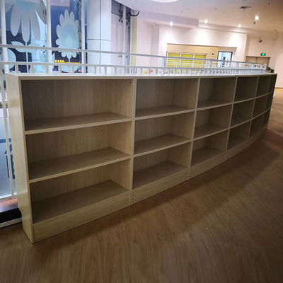 Bibliotheksfachschrank mit Melaminkarton und geschwungener Form für die Speicherung im Büro