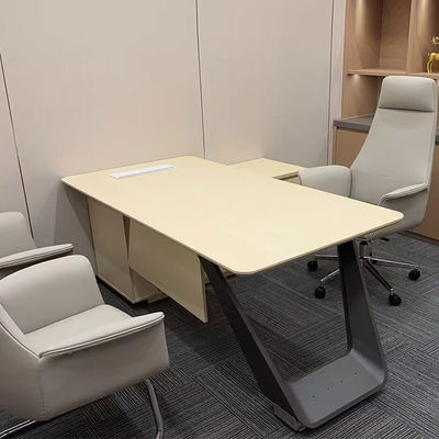 Moderner 2,4 M-Büro-Schreibtisch aus Holz mit L-Form und Sockel